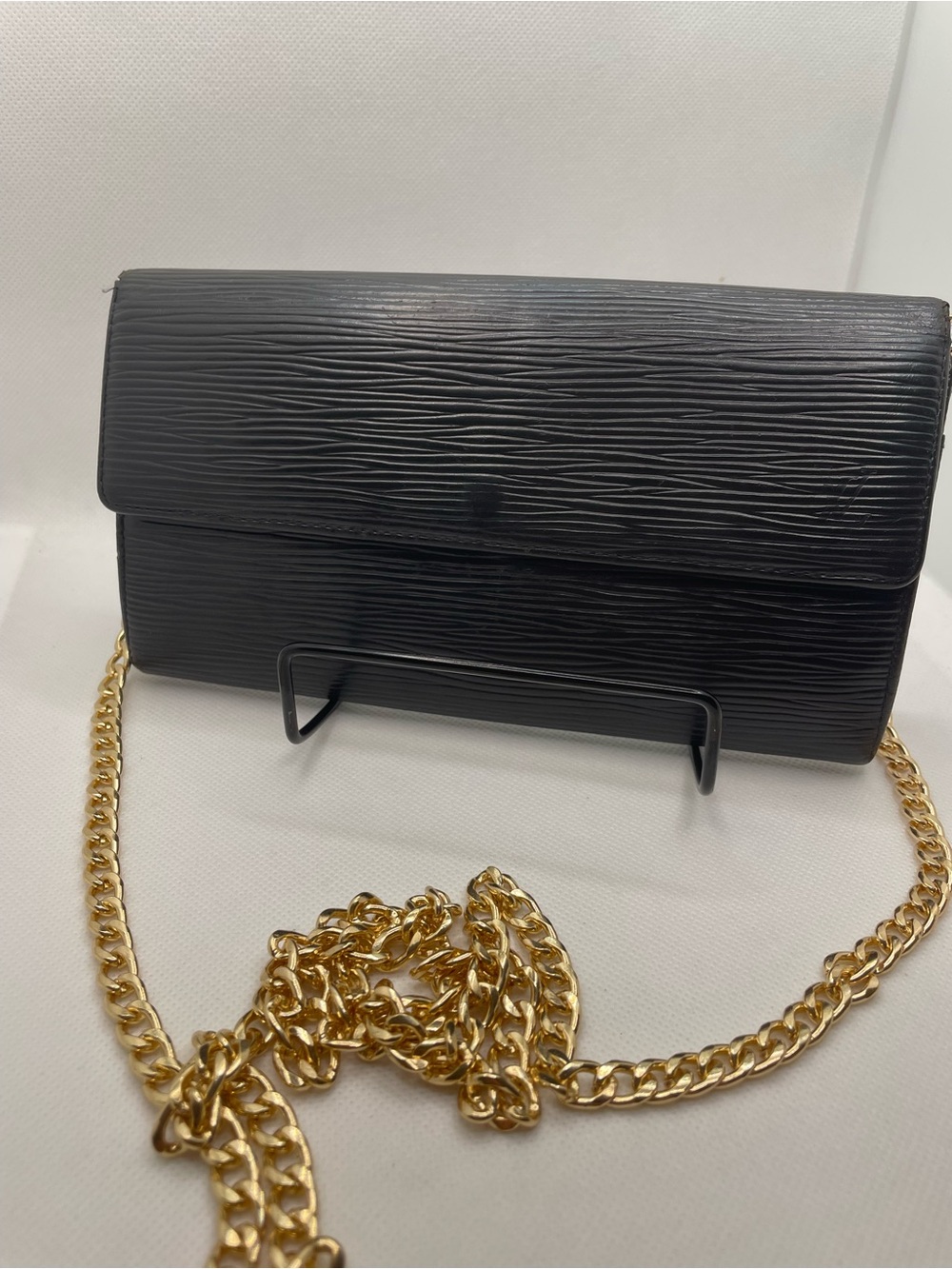 Authentic- LV EPI LONG WALLET.             With gold Gold Chain
